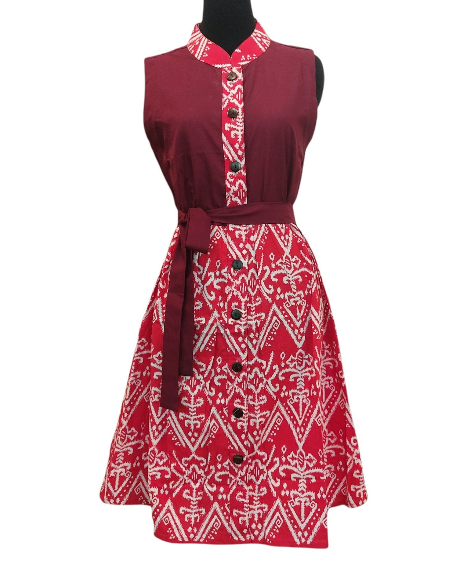 Rotes Cheongsam Batikkleid Aus Handgestempelter Batik von APIKbatikdress