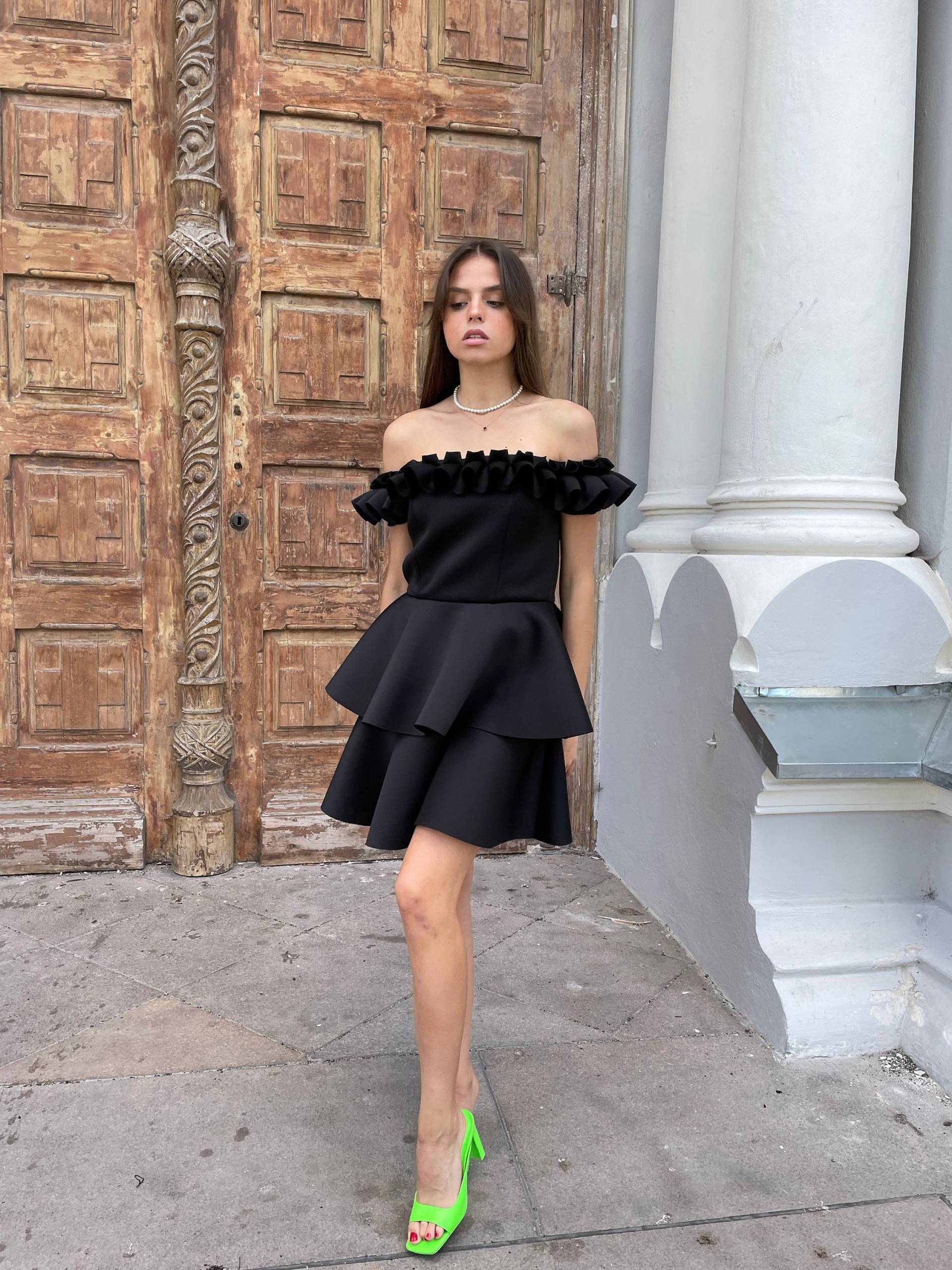 Schwarzes Off-Schulterkleid, Kurzes Cocktailkleid, Schlichtes Hochzeitskleid, Hochzeitsgästekleid, Abendkleid, Ein Line-Kleid, Abendkleid von APLineStore