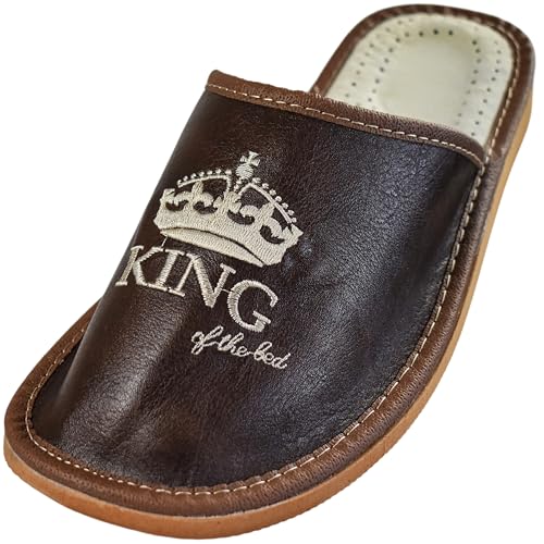 APREGGIO - Herren Hausschuhe aus Leder - Handgefertigt - Rutschfeste Sohle - mit Stickerei - Bequem - KING - Braun - Größe 46 EU von APREGGIO