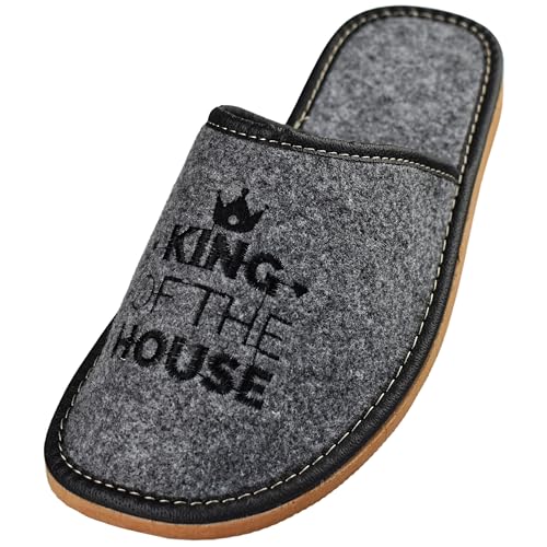 APREGGIO - Herren Hausschuhe aus Filz - Rutschfester Sohle - King of the House Stickerei - Gemütliche und Stilvolle Pantoffeln für Drinnen - Grau Schwarz - Größe 44 EU von APREGGIO