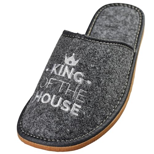 APREGGIO - Herren Hausschuhe aus Filz - Rutschfester Sohle - King of the House Stickerei - Gemütliche und Stilvolle Pantoffeln für Drinnen - Grau Weiß - Größe 46 EU von APREGGIO