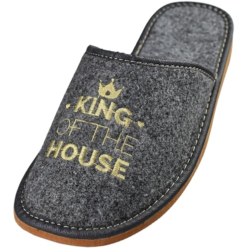 APREGGIO - Herren Hausschuhe aus Filz - Rutschfester Sohle - King of the House Stickerei - Gemütliche und Stilvolle Pantoffeln für Drinnen - Grau Orange - Größe 45 EU von APREGGIO