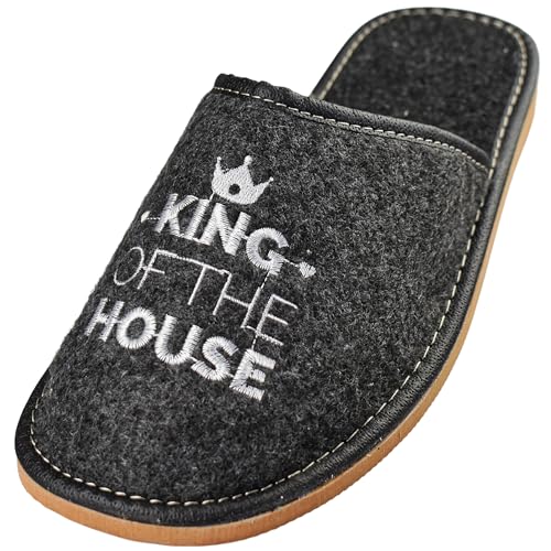 APREGGIO - Herren Hausschuhe aus Filz - Rutschfester Sohle - King of the House Stickerei - Gemütliche und Stilvolle Pantoffeln für Drinnen - Schwarz Weiß - Größe 40 EU von APREGGIO