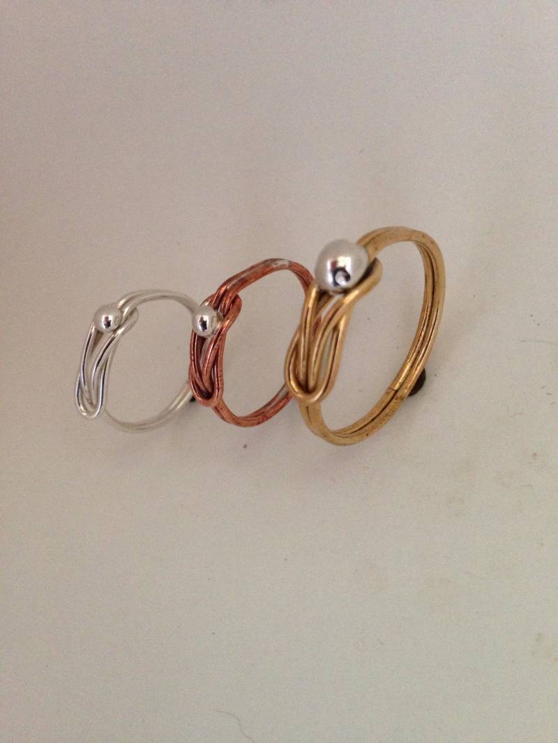 Liebesknoten Ring Mit Sterling Silber Element Handgefertigt in Messing Oder Kupfer von APSGoldsmith