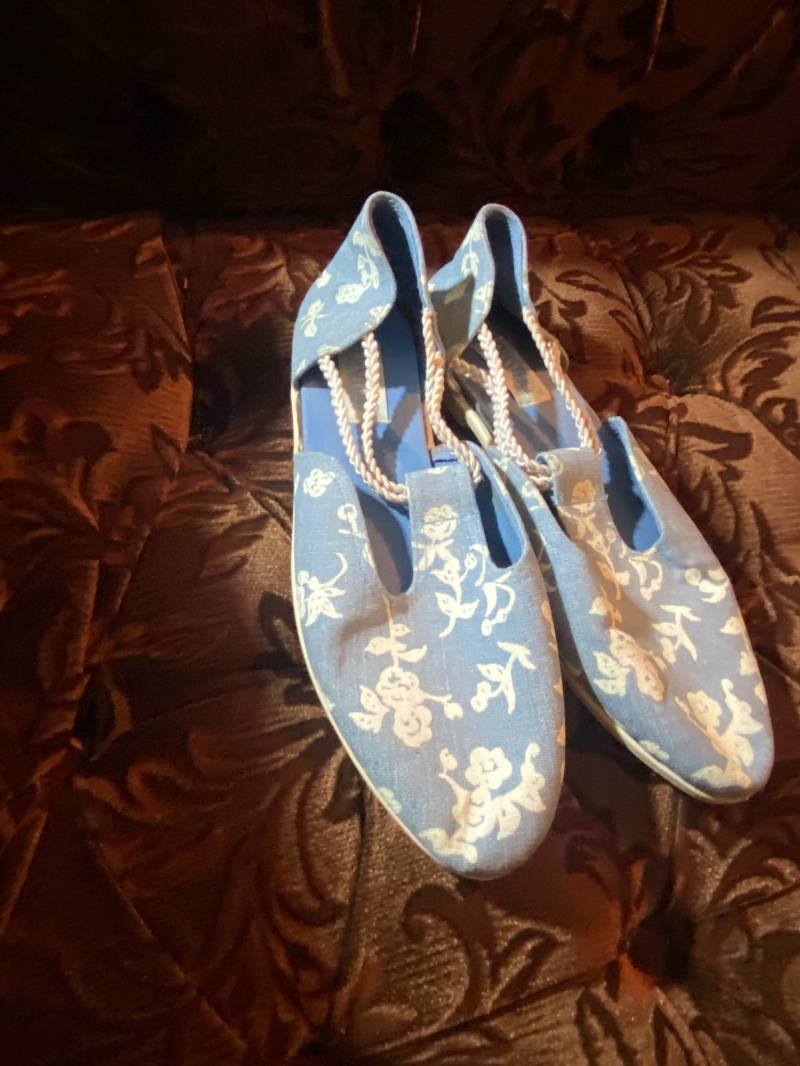 Atemberaubende Circa 1990Er Jahre Denim Und Florale Slip-On Mary Jane Wohnungen Größe 9 Nie Getragen von APaintedLadyVintage