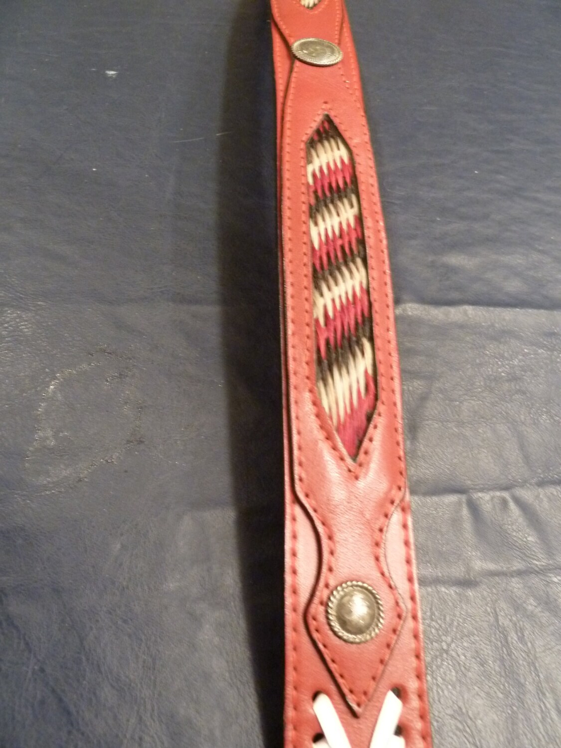 Atemberaubender Vintage-Justin-Deadstock, Ca. 1980, Gewebtes Schwarz-Rot-Weißes Pferdehaar Mit Silbernen Nieten, Südwestlicher Gürtel, Größe 26 von APaintedLadyVintage