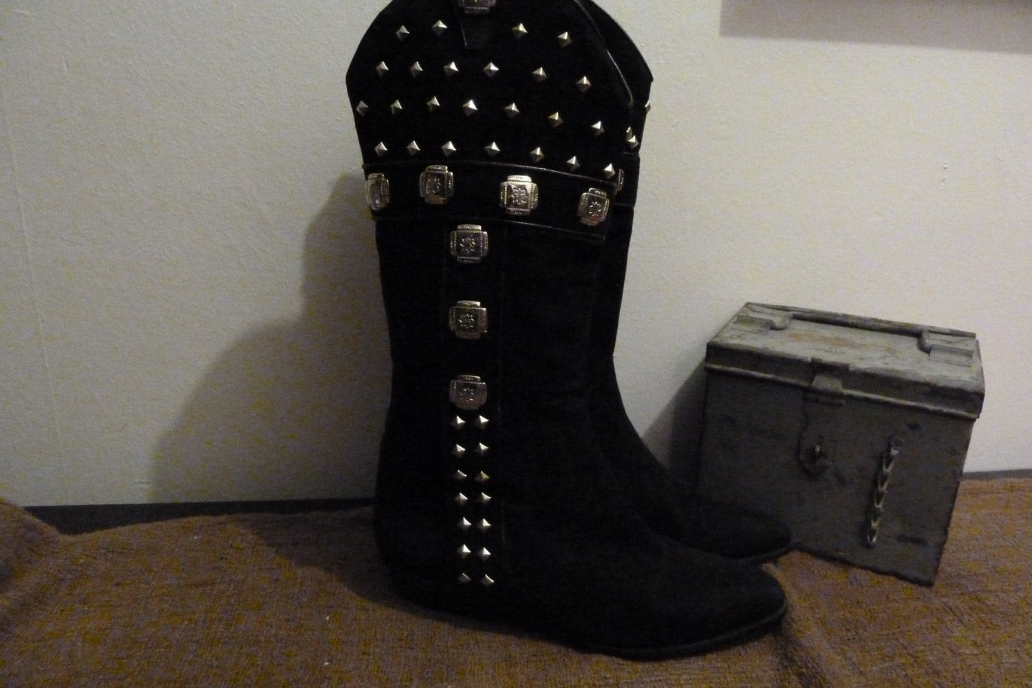 Designer Vintage Donald J Pliner Cowboystiefel Mit Nieten Im Westernstil Größe 37 von APaintedLadyVintage