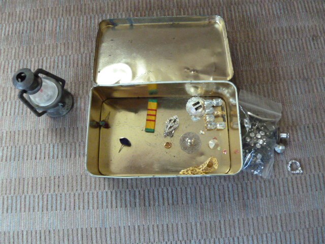 Einzigartiges Teil Um 1950 Auf .. Rustikaler Olympia-Zigarrenkiste Und Jede Menge Funkelnder Leckereien von APaintedLadyVintage