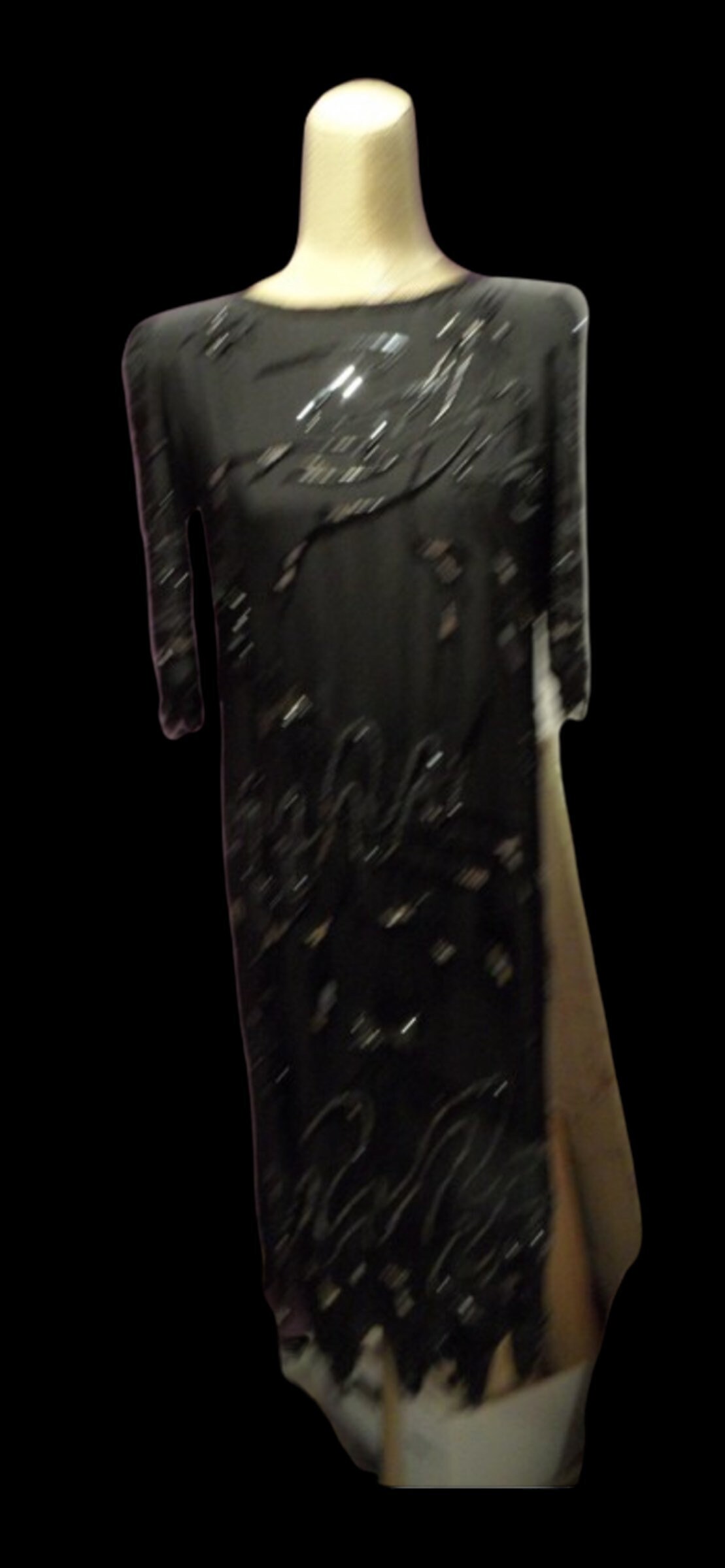 Glamouröse Etiketten Angebracht, Nie Getragenes Schwarzes Kleid Aus 100 % Seide Mit Perlenstickerei in Vintage-Größe 8 von APaintedLadyVintage