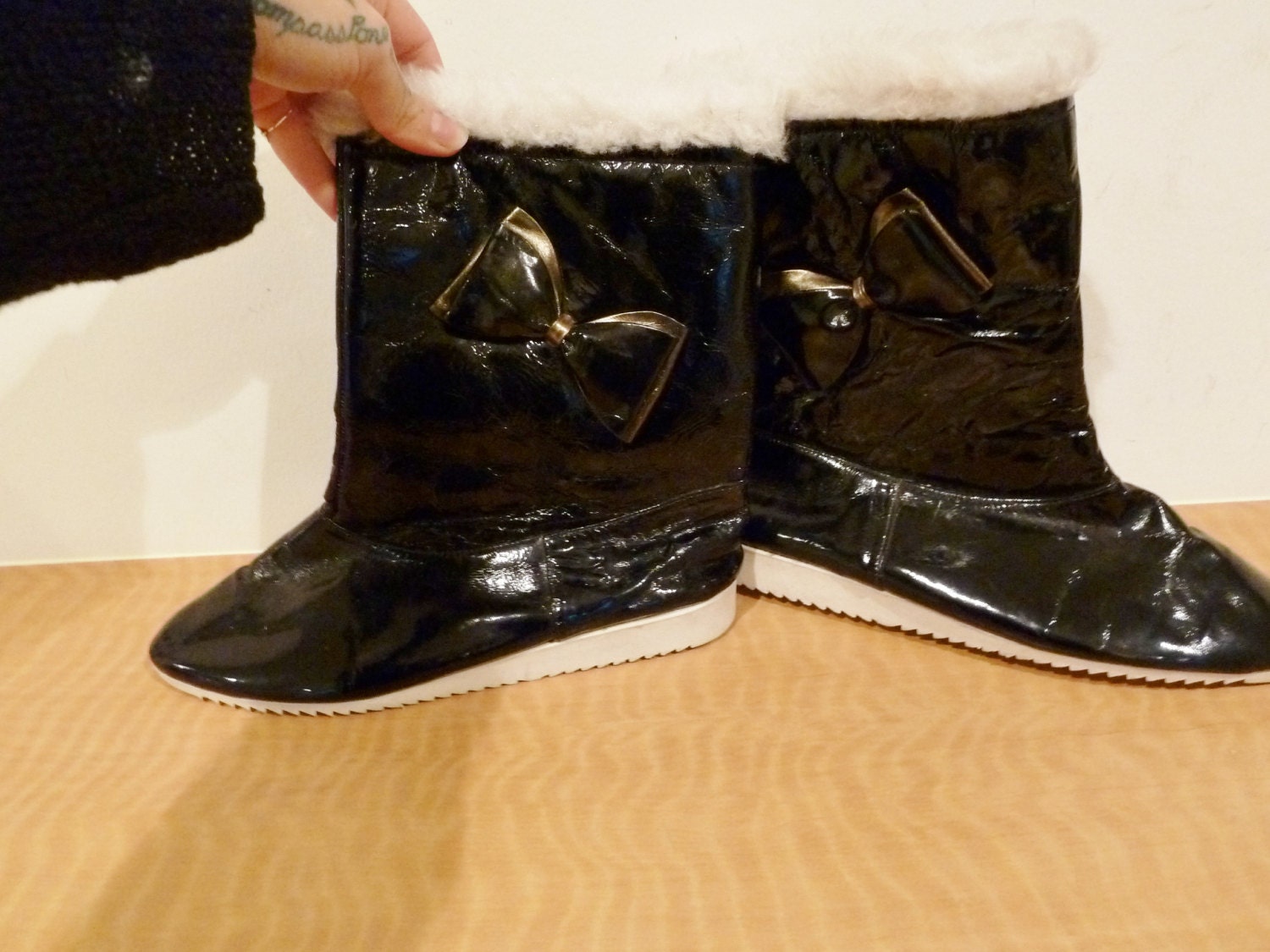 Lustige, Einzigartige Vintage-Schneestiefel Aus Lackleder Um 1960 Mit Weißem Kunstfell Und Süßer Schleifenapplikation, Größe 9 von APaintedLadyVintage