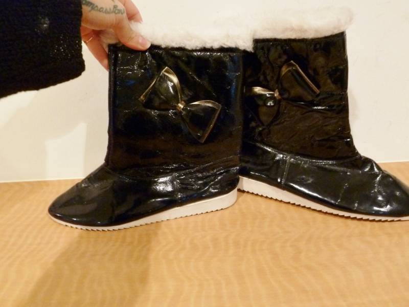 Lustige, Einzigartige Vintage-Schneestiefel Aus Lackleder Um 1960 Mit Weißem Kunstfell Und Süßer Schleifenapplikation, Größe 9 Lustige, Einzigartige Vintage-Schneestiefel Aus Lackleder Um 1960 Mit Weißem Kunstfell Und Süßer Schleifenapplikation, Größe 9 von APaintedLadyVintage