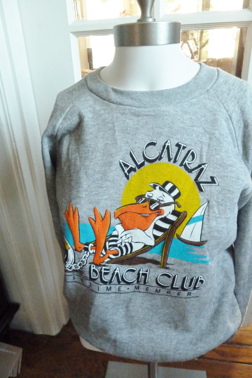 Sale Alcatraz Mit Liebe Aus Kalifornien, Grau Um 1980, Superweiches Sweatshirt Baseballärmeln Und Geschwollenem Logo, Größe Small Medium von APaintedLadyVintage