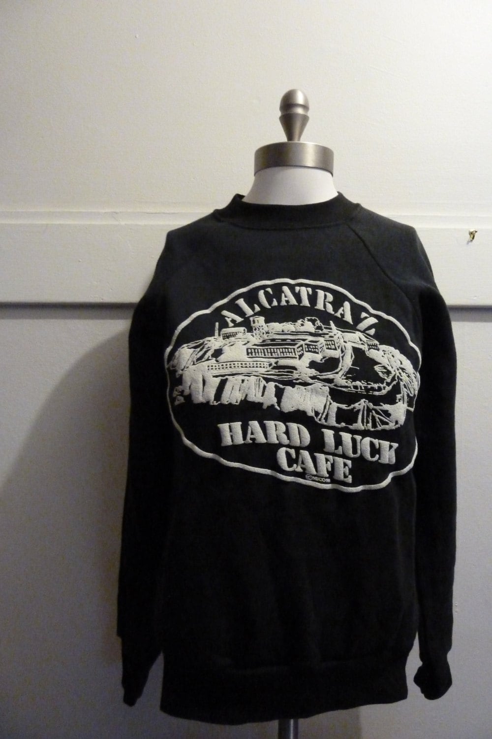 Sale Alcatraz Mit Liebe Aus Kalifornien, Schwarz, Ca. 1980, Superweiches Sweatshirt Baseballärmeln Und Bauschigem Logo, Größe Small Medium von APaintedLadyVintage