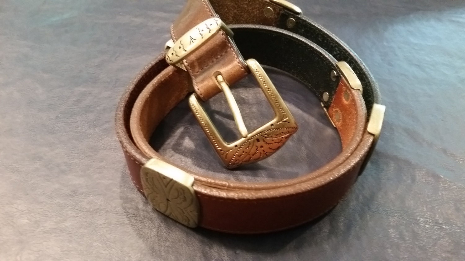 Sale Atemberaubende Vintage Bunter Leder Brighton Gürtel Mit Geprägten Silberfarbenen Medaillons in Größe 29 - 32 von APaintedLadyVintage