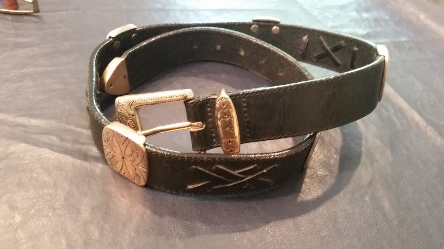 Sale Atemberaubender Vintage-Brillon-Gürtel Aus Schwarzem Leder Mit Geprägten, Silberfarbenen Medaillons in Größe S M von APaintedLadyVintage