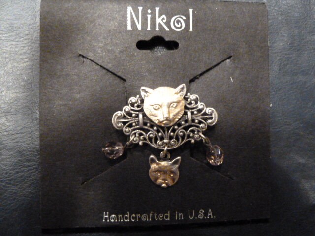 Sale Süße Pin Mit Patina Aus Den 1980Er Jahren Von Kitty Katzenköpfen Und Baumelnden Edelsteinen von APaintedLadyVintage