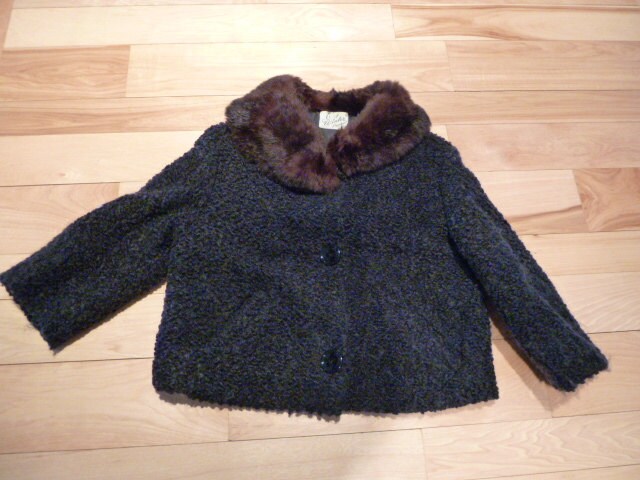 Vintage Ca. 1950, Schwarzer, Kurz Geschnittener Jackenmantel Im Trapezstil Mit Luxuriösem Pelzkragen, Damengröße Small Medium von APaintedLadyVintage