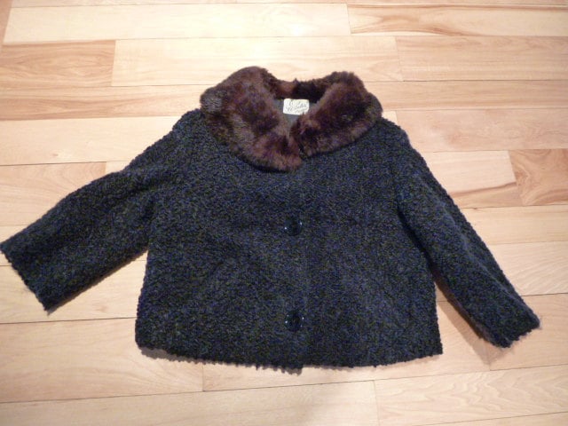 Vintage Ca. 1950, Schwarzer, Kurz Geschnittener Jackenmantel Im Trapezstil Mit Luxuriösem Pelzkragen, Damengröße Small Medium Vintage Ca. 1950, Schwarzer, Kurz Geschnittener Jackenmantel Im Trapezstil Mit Luxuriösem Pelzkragen, Damengröße Small Medium von APaintedLadyVintage