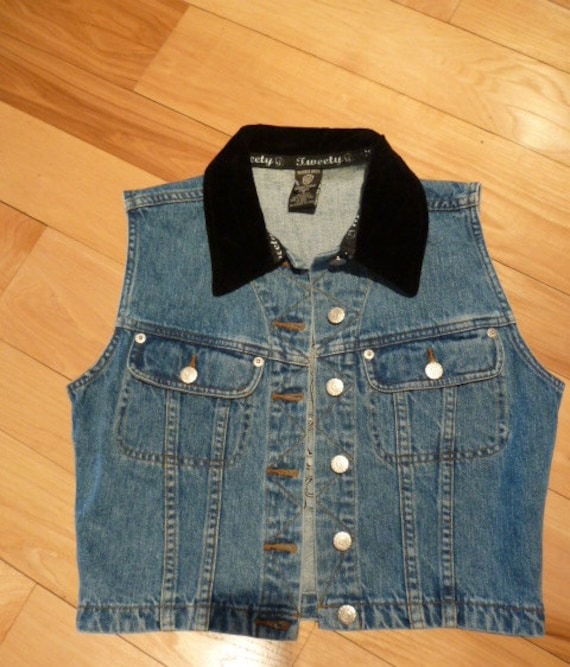 Vintage-Retro-Weste Aus Den 1990Er-Jahren Mit Aufgesticktem Tweety-Vogelmuster, Schwarzem Samtkragen Und Tweety-Knöpfen, Größe S von APaintedLadyVintage