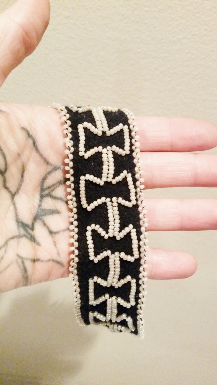 Wunderschönes Manschetten Armband Aus Den 1950Er Jahren Schwarzem Samt Mit Opaleszierender Perlenstickerei von APaintedLadyVintage