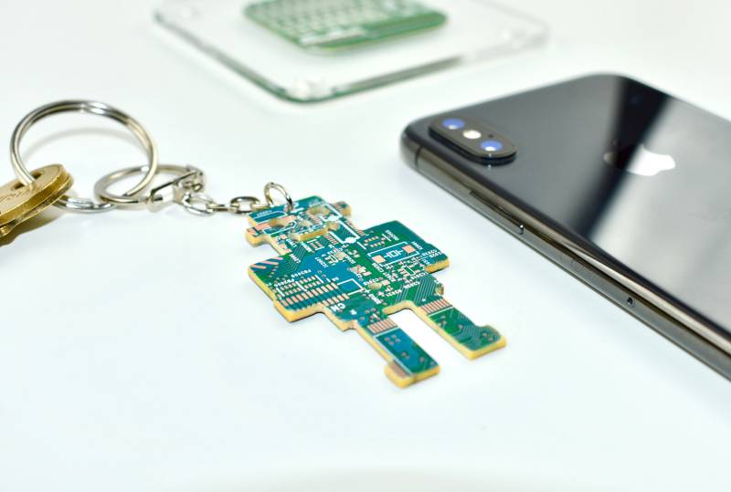 Platine Blauer Roboter Schlüsselanhänger - Computer Geek Weihnachtsgeschenk Recycled Tech Zubehör Nerd Weihnachtsgeschenke Wichtel von AQuarterPastEight