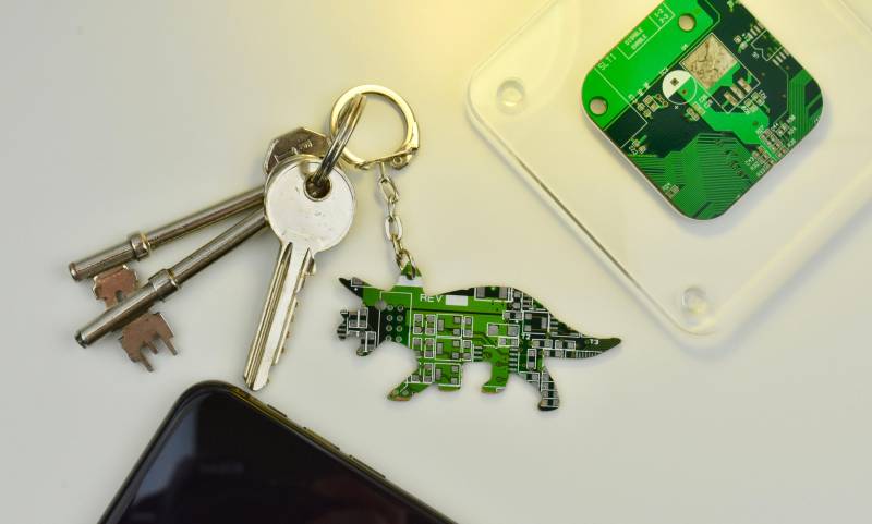 Platine Triceratops Schlüsselanhänger - Computer Geek Geschenk Dinosaurier Dino Vatertagsgeschenk Geschenke Für Papa Tech Accessoire von AQuarterPastEight