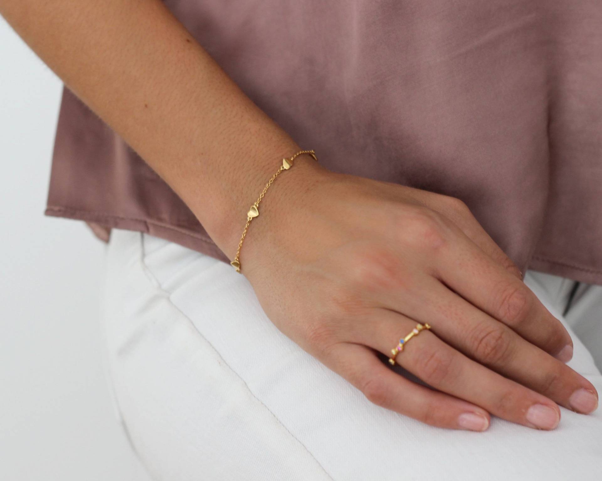 Armband Mit Kleinen Herzen Aus Sterlingsilber Und 24 Karat Vergoldung von ARANJEWELS