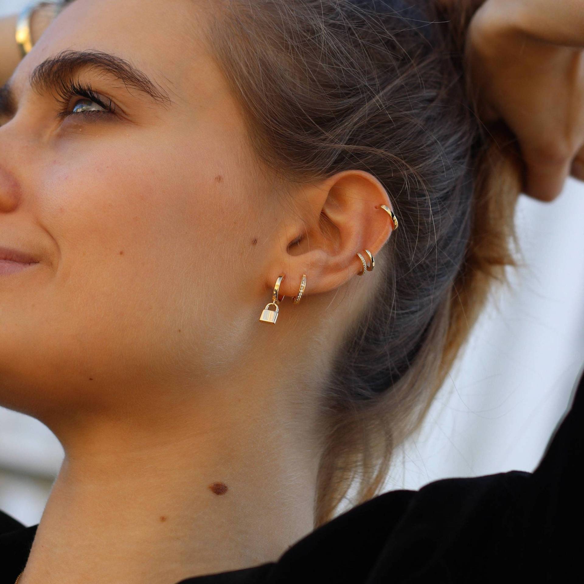 Creolen Mit Kleinem Goldenen Vorhängeschloss, Creolengröße 12 Mm, Vorhängeschloss Aus Sterlingsilber Und 24 Karat Vergoldet von ARANJEWELS