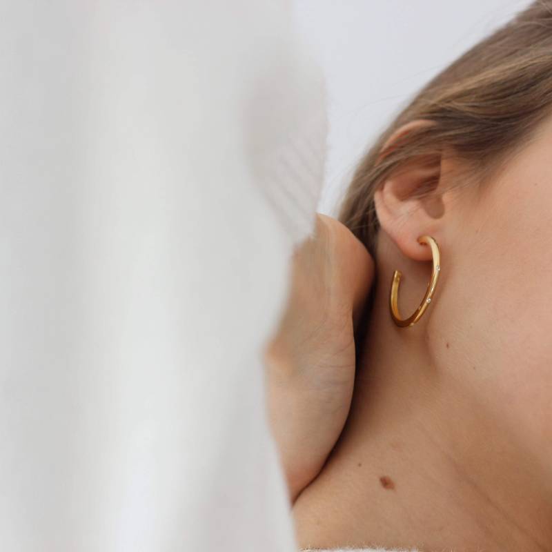 Dicke Creolen Mit Eingelegten, Voneinander Getrennten Zirkonen Aus Silber Und 24-Karat-Vergoldung von ARANJEWELS