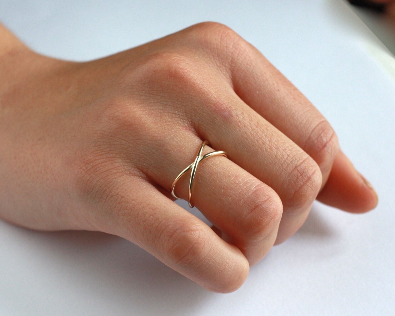 Dünner Kreuzring Mit Rundem Abschnitt Aus Sterlingsilber Und 18 Karat Vergoldetem Silber von ARANJEWELS