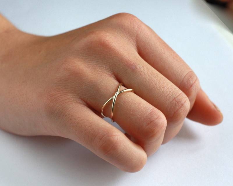 Dünner Kreuzring Mit Rundem Abschnitt Aus Sterlingsilber Und 18 Karat Vergoldetem Silber von ARANJEWELS