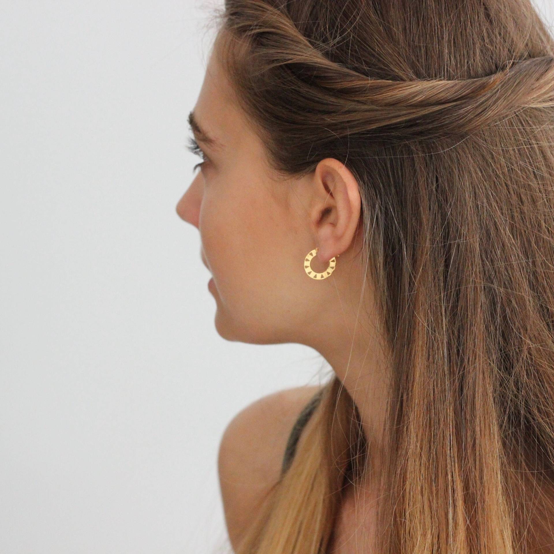 Flache Creolen Mit Dreieckspiercings Aus Sterlingsilber Oder Vergoldet von ARANJEWELS