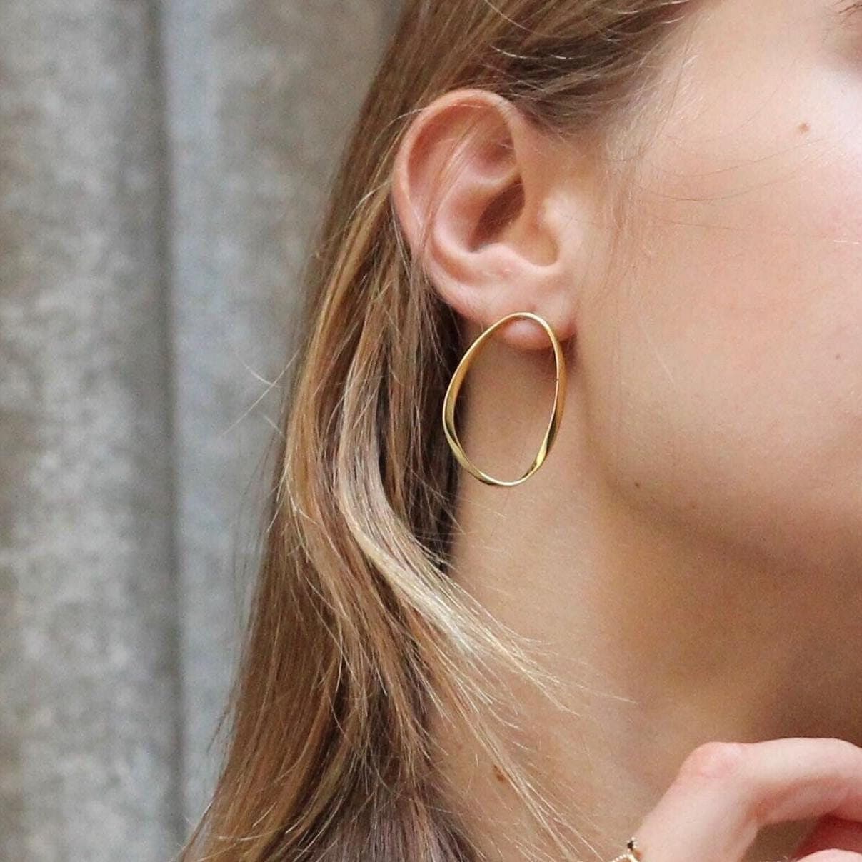 Große, Unregelmäßige Kreisohrringe Vorne, Ideal Für Einen Besonderen Anlass von ARANJEWELS