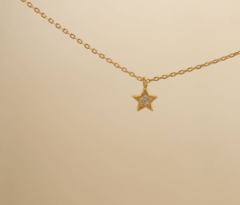 Halsband Mit Zartem Sternanhänger Weißen Zirkonen Aus Sterlingsilber Und 24-Karat-Vergoldung von ARANJEWELS