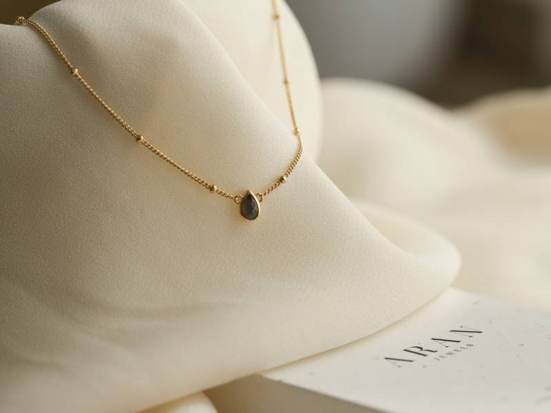 Halskette Mit Einem Natursteinanhänger in Form Eines Kleinen Tropfens Oder Einer Träne, Labradoritstein, Gold/Silber von ARANJEWELS