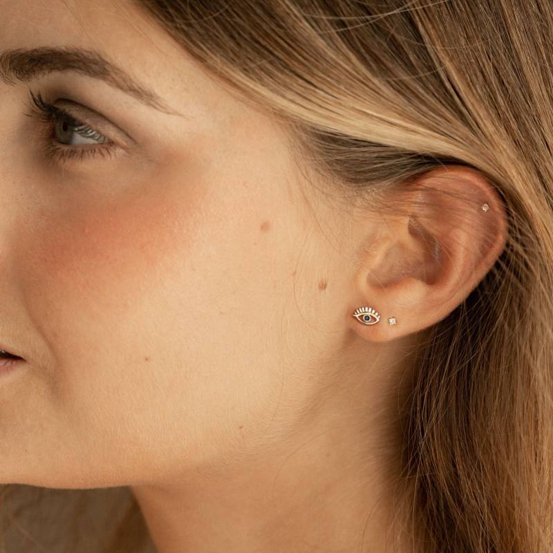 Kleine Augenförmige Ohrringe Mit Schwarzem Zirkonia Schnappverschluss Aus Sterlingsilber Und Vergoldet von ARANJEWELS