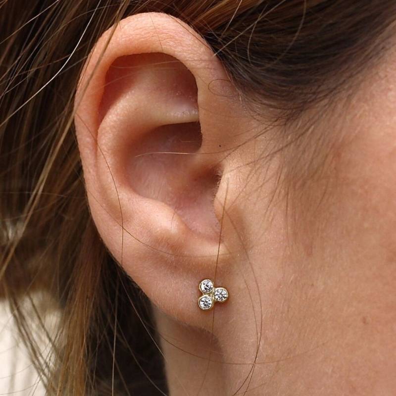 Kleine Ohrringe Mit Drei Runden Weißen Zirkonen in Silber von ARANJEWELS