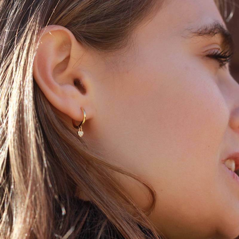 Kleiner Creolen-Ohrring Mit Herz-Charm Aus Silber Und Vergoldet Zirkonen, Tiny Charm von ARANJEWELS