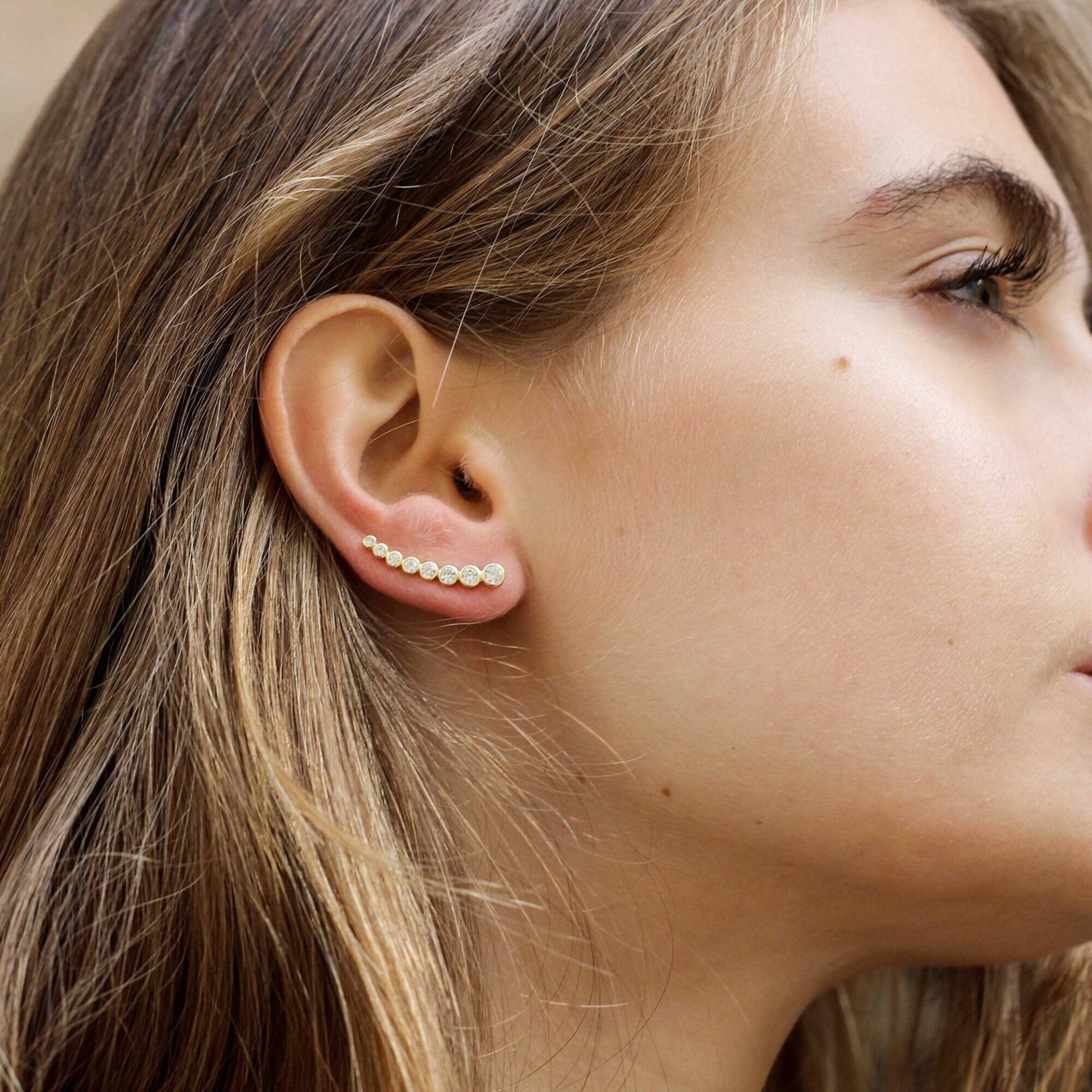 Kletterohrringe Mit Einer Reihe Weißer Zirkonia Vom Größten Bis Zum Kleinsten in Sterlingsilber von ARANJEWELS