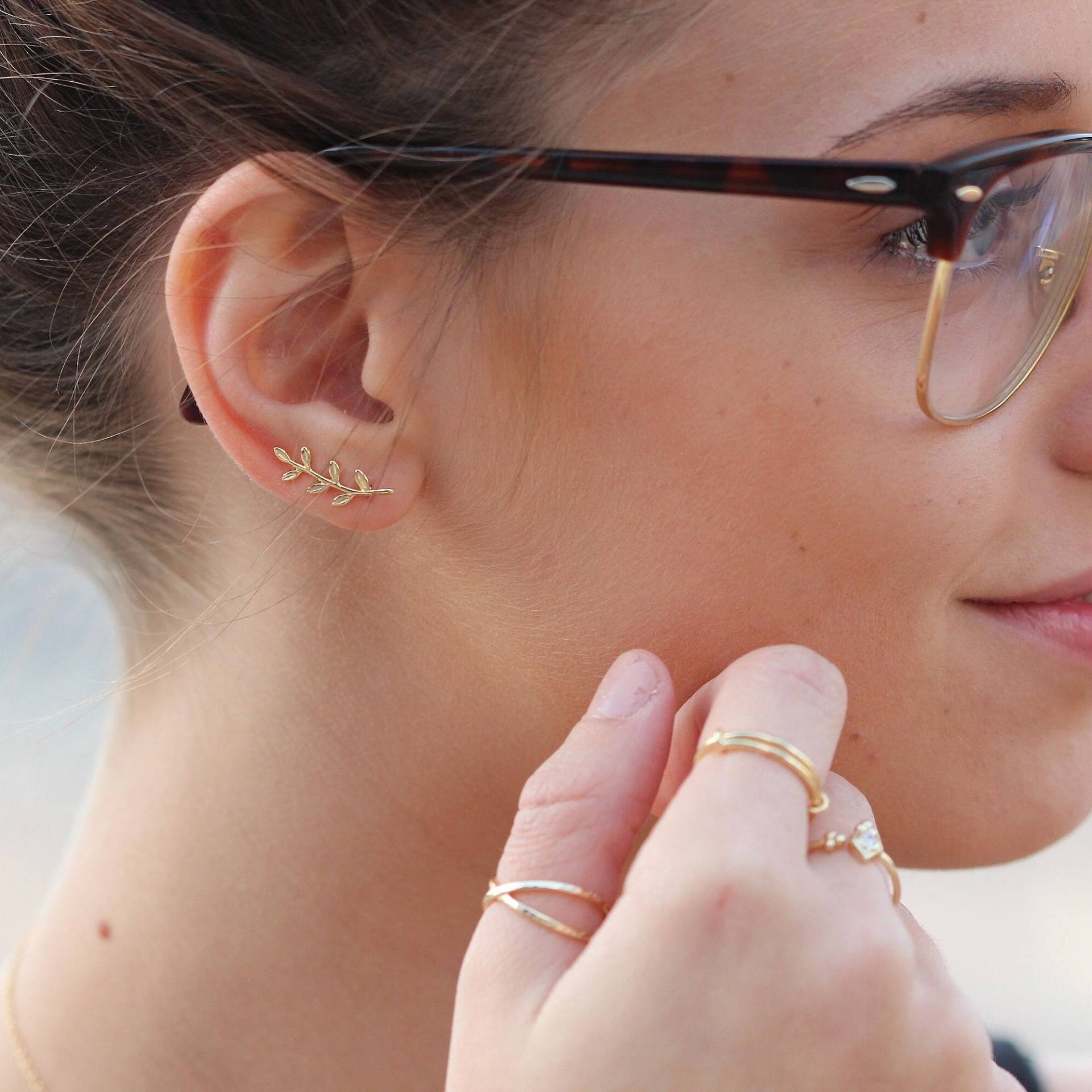 Kletterohrringe in Form Von Olivenblättern Aus Sterlingsilber Und 24 Karat Vergoldet von ARANJEWELS