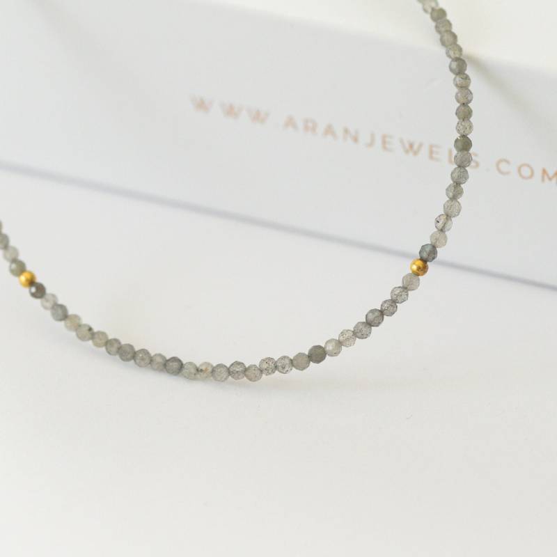 Kurze Halskette Aus 2 Mm Runden Natursteinperlen Labradorit in Grüntönen Vergoldetem Sterlingsilber von ARANJEWELS