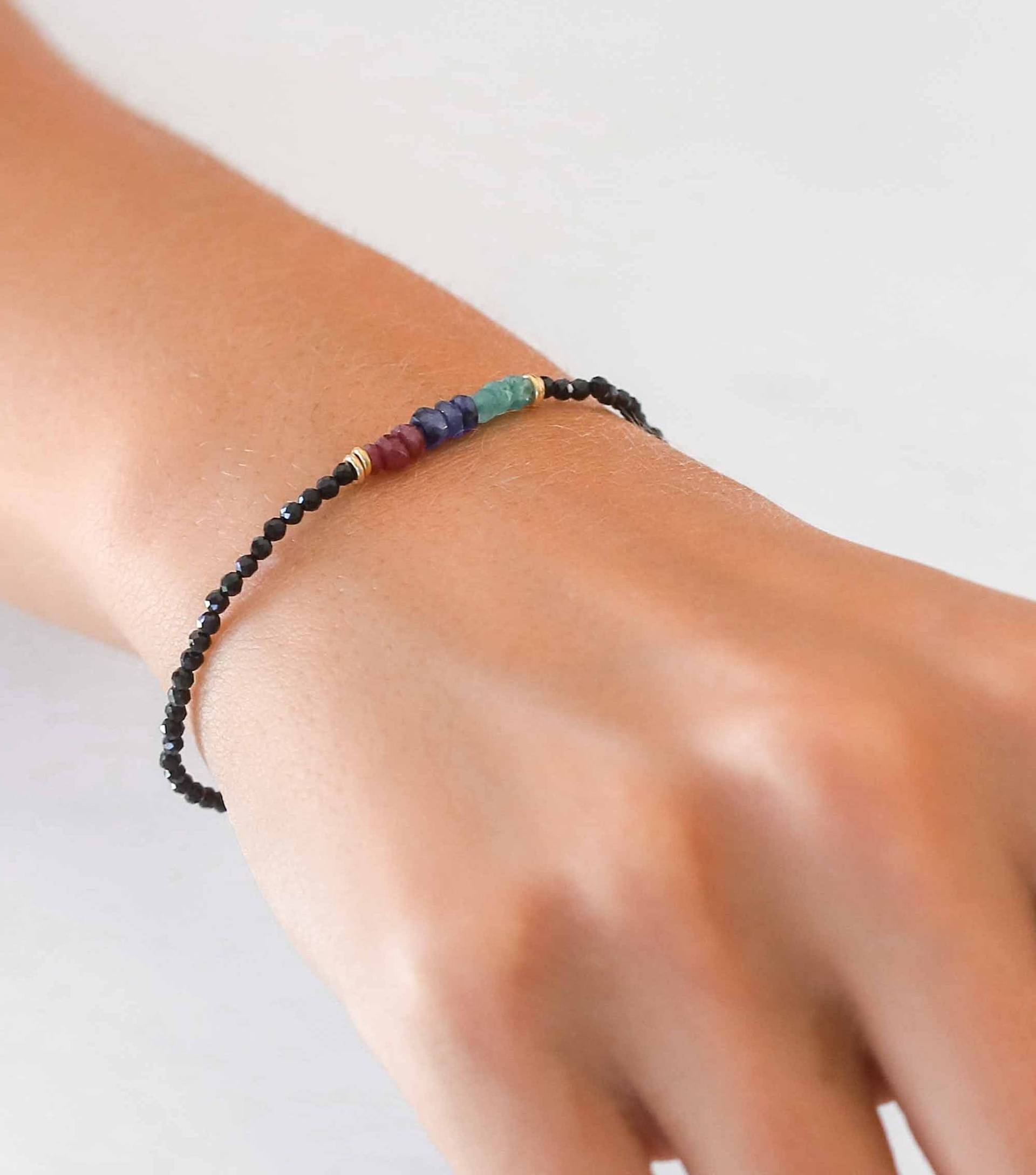 Makramee-Armband Mit Rubin-Saphir-, Smaragd - Und Sterlingsilberstücken von ARANJEWELS