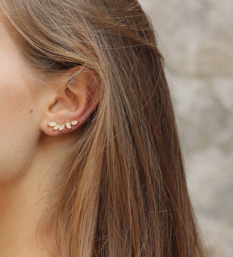 Silberne Kletterohrringe Mit Weißen Steinblüten Oder Blättern Aus Sterlingsilber Und Vergoldet von ARANJEWELS