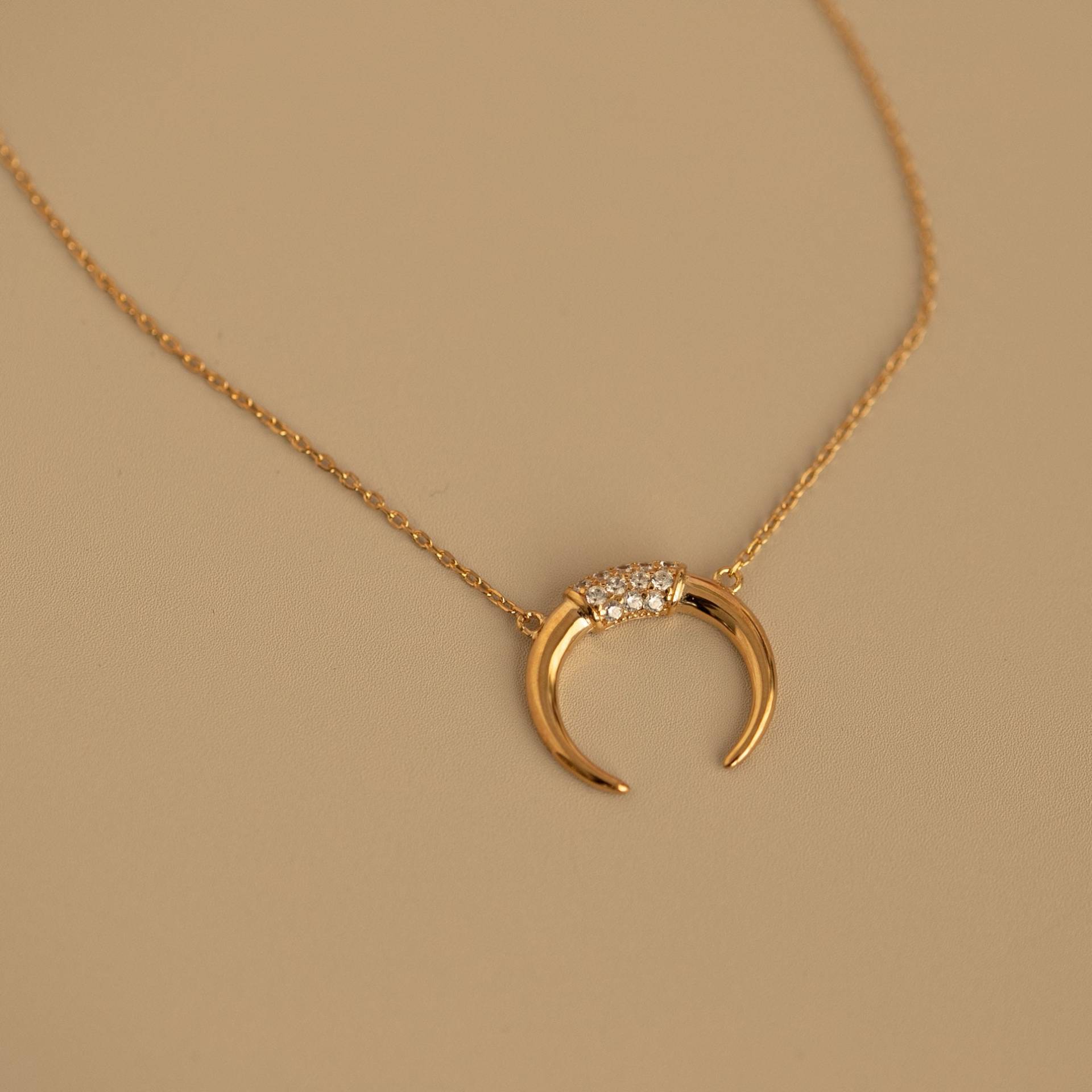 Verstellbare Halskette Mit Umgekehrtem Mond Und Zirkonen Aus Sterlingsilber Vergoldet von ARANJEWELS