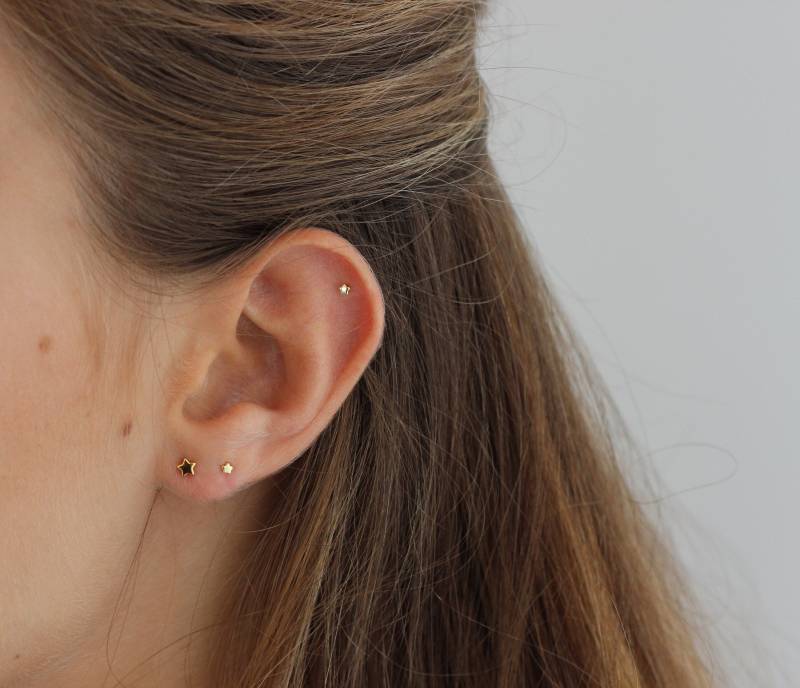 Winzige Sternohrringe Für Das Zweite Loch Aus Sterlingsilber Und Vergoldet von ARANJEWELS