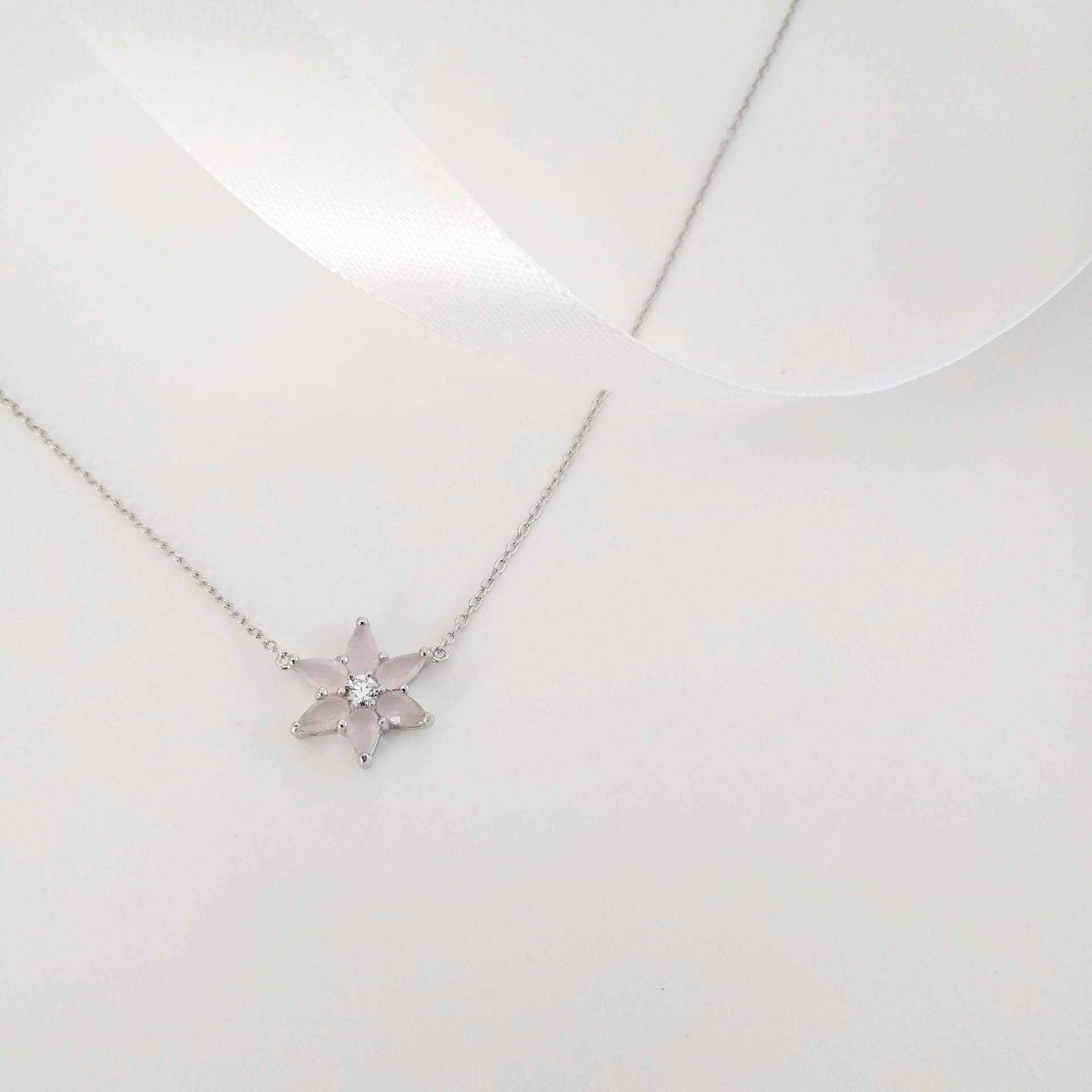 Wunderschöne Blumenhalskette Mit Rosa Und Weißen Zirkonen Aus Sterlingsilber von ARANJEWELS