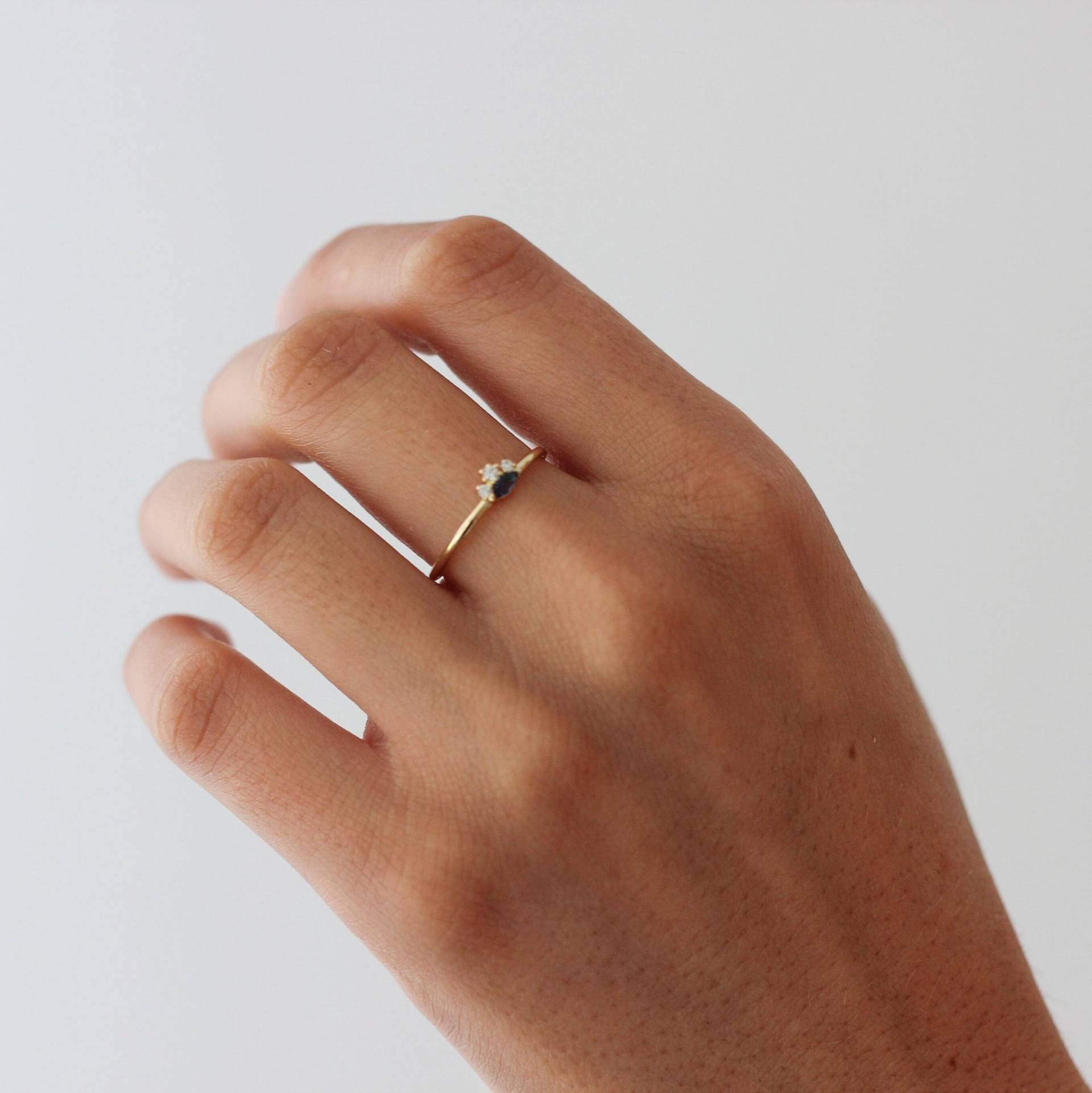 Wunderschöner Ring Mit 4 Zirkonen, Einem Zentralen in Blau Und Drei Weiß, Aus Sterlingsilber Vergoldet von ARANJEWELS