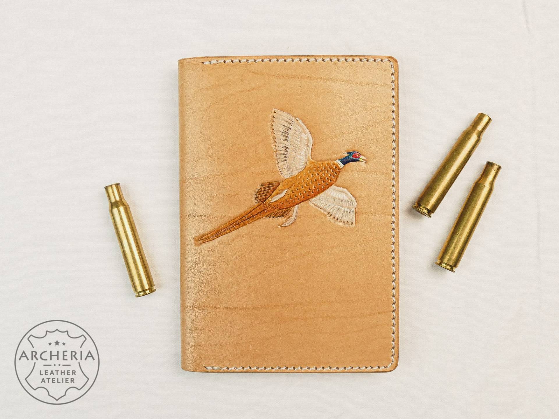 Leder Jagdscheinetui Mit Fasan Und Jagdszene Leder Jagdscheinetui Mit Fasan Und Jagdszene von ARCHERIALEATHER
