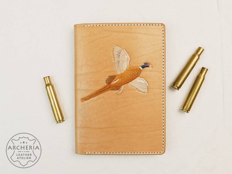 Leder Jagdscheinetui Mit Fasan Und Jagdszene von ARCHERIALEATHER