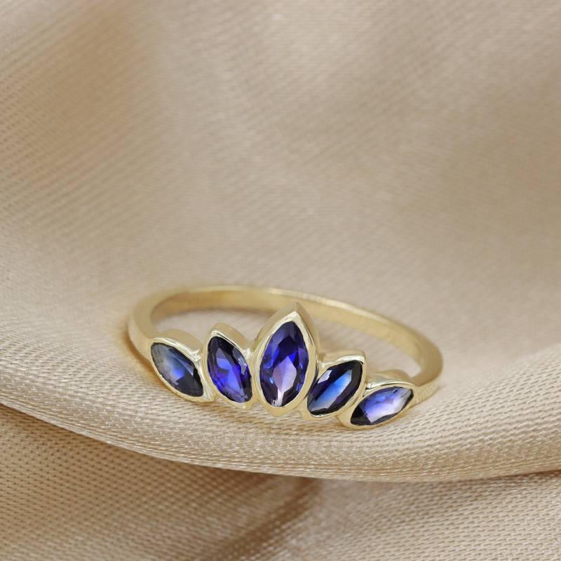 Blauer Saphir Chevron Goldring Mit Blauen Edelsteinen Im Marquise-Schliff von ARDONN